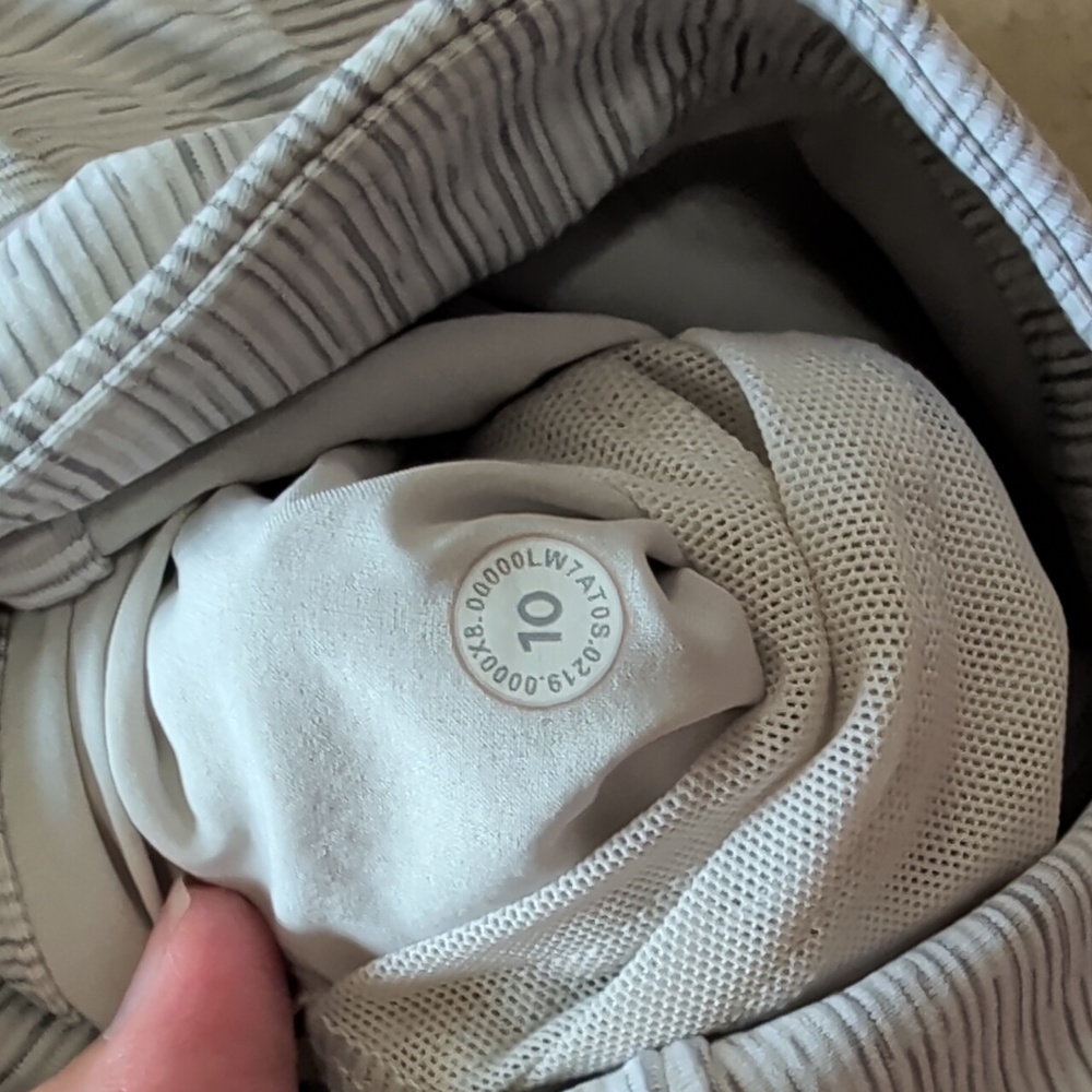 Lululemon On The Fly Short 2.5" EUC - Picture 6 of 6